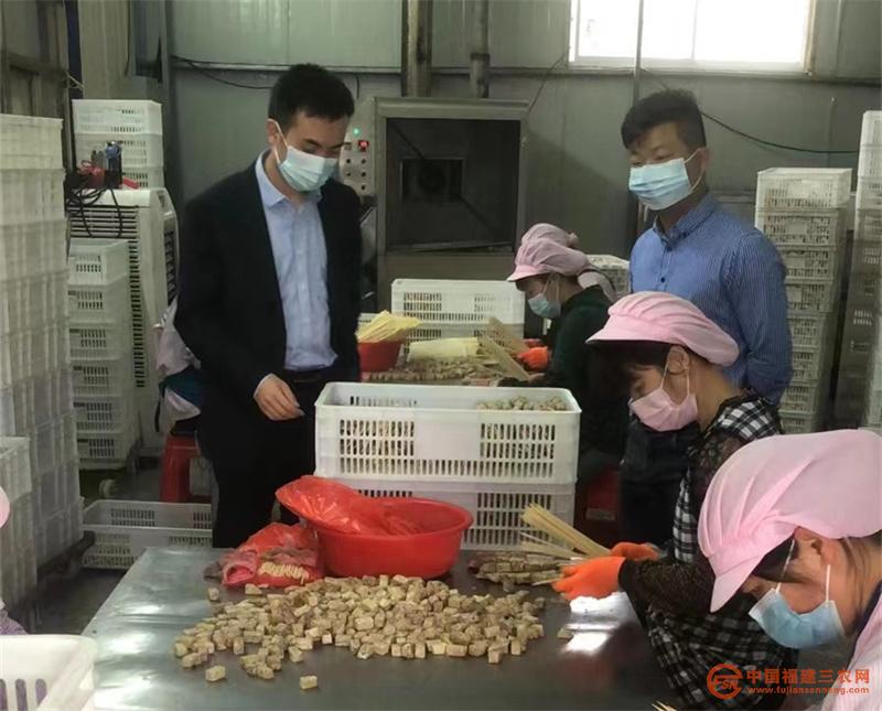 漳浦農(nóng)商銀行金融指導(dǎo)員到芋頭加工車間進(jìn)行調(diào)查.jpg
