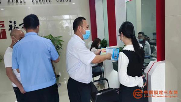 2金融助理在營業(yè)廳為客戶“答疑解惑”.jpg