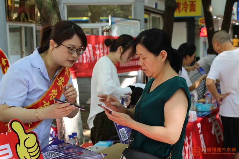 1 永安農(nóng)商銀行金融助理推廣手機銀行業(yè)務(wù).JPG