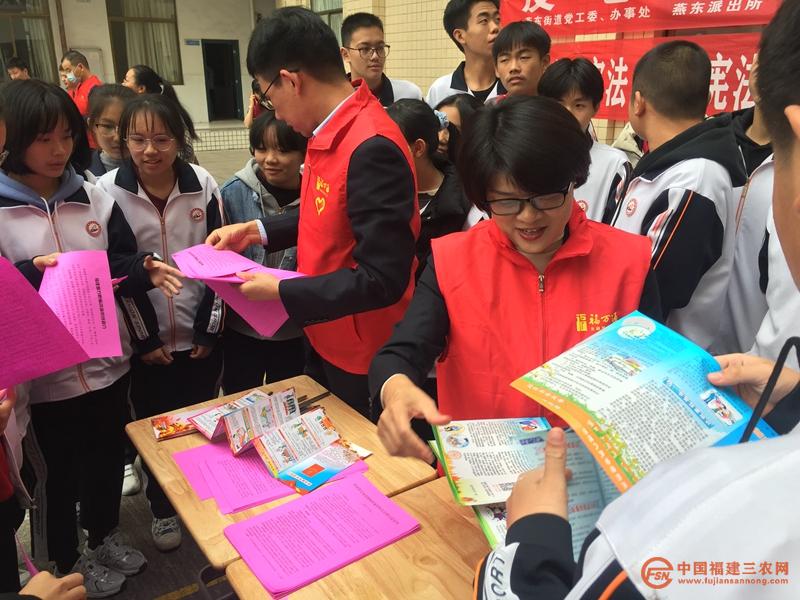 5 永安農(nóng)商銀行金融助理深入校園宣傳助學(xué)貸款.jpg
