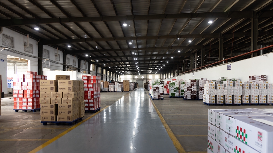 8月25日，在福建省漳州市龍海區(qū)一家食品企業(yè)，車(chē)間里堆放著待發(fā)貨的食品。楊輝潛攝