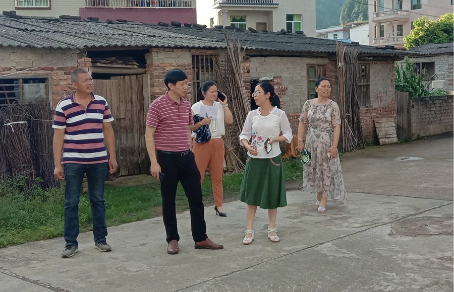 鎮(zhèn)村干部走訪兩治一拆現(xiàn)場(chǎng)。黃坊村村委會(huì)供圖