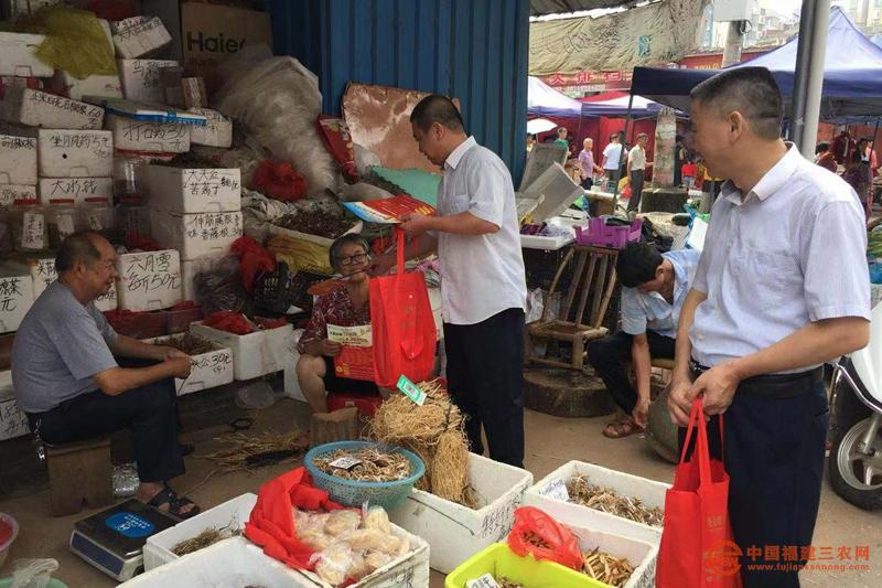 1永定農(nóng)信金融助理走街串戶拓展客戶.jpg