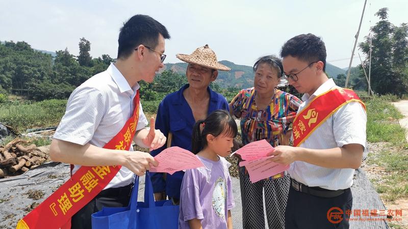 3 霞浦聯(lián)社金融助理將金融知識送到田間地頭.jpg