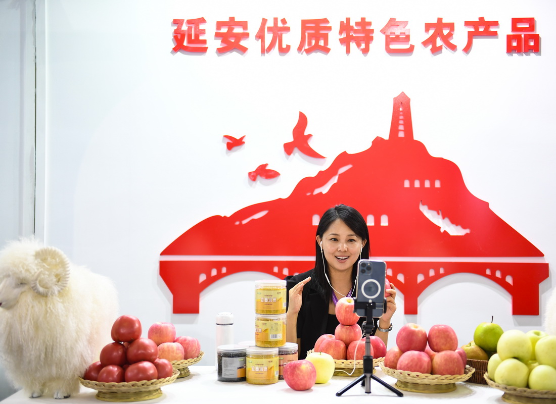 9月15日，在農(nóng)業(yè)科技示范推廣應(yīng)用展館延安展區(qū)，主播在介紹特色農(nóng)產(chǎn)品。