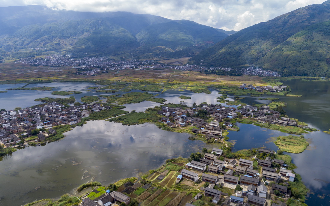 這是9月28日拍攝的洱源西湖一景（無(wú)人機(jī)照片）。新華社記者 陳欣波 攝
