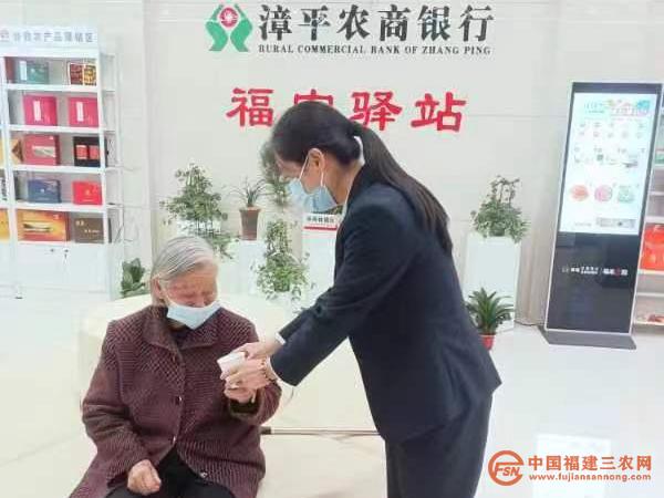 2 驛站工作人員為老人送上一杯熱茶.jpg