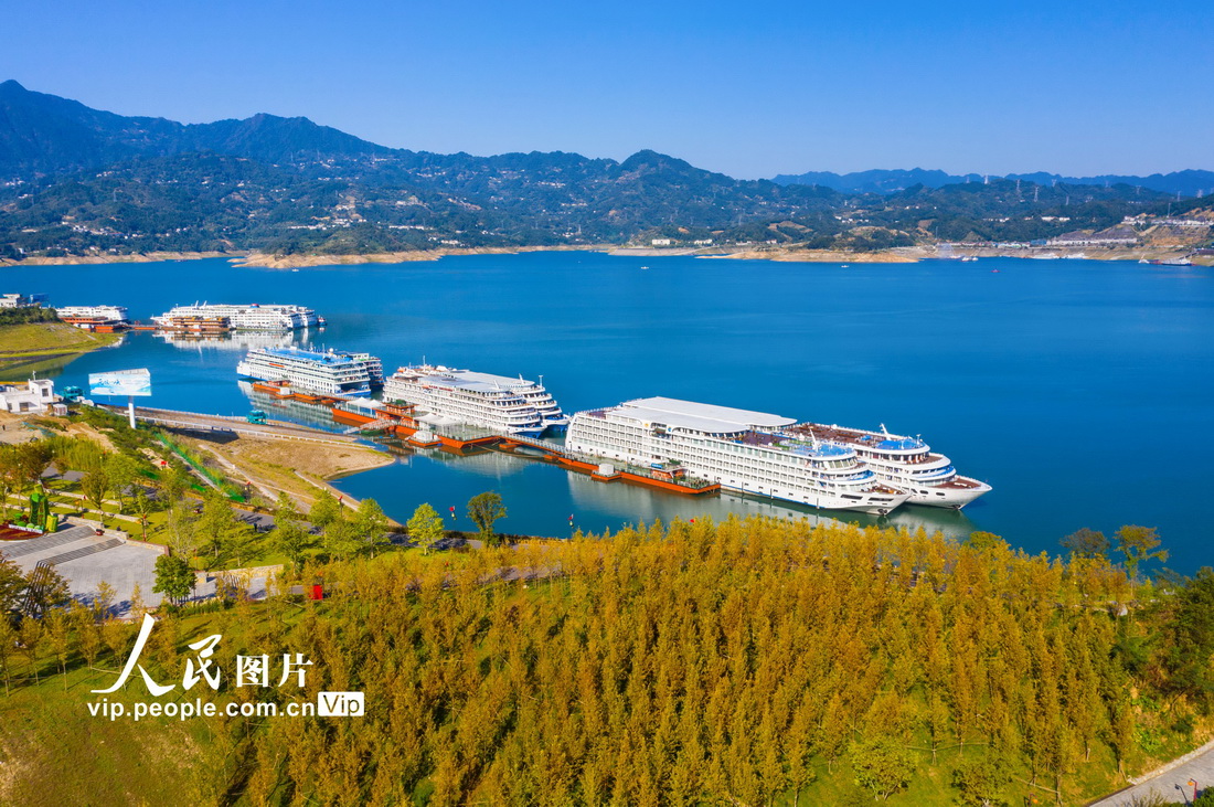 2022年10月11日，三峽大壩上游的湖北省宜昌市秭歸港旅游碼頭庫岸。