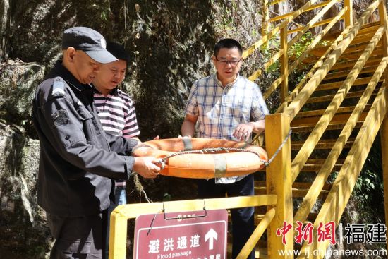圖為張懷玉(右一)在景區(qū)調(diào)研工作。