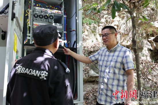 圖為張懷玉(右一)在景區(qū)調(diào)研工作。