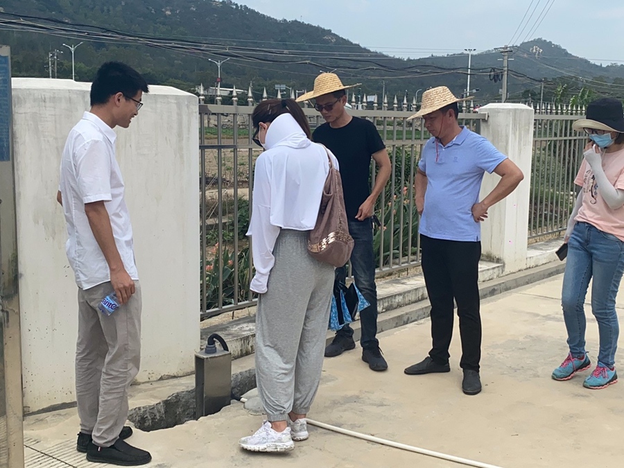 翔安生態(tài)環(huán)境部門在黃厝村調(diào)研污水站。翔安生態(tài)環(huán)境局供圖