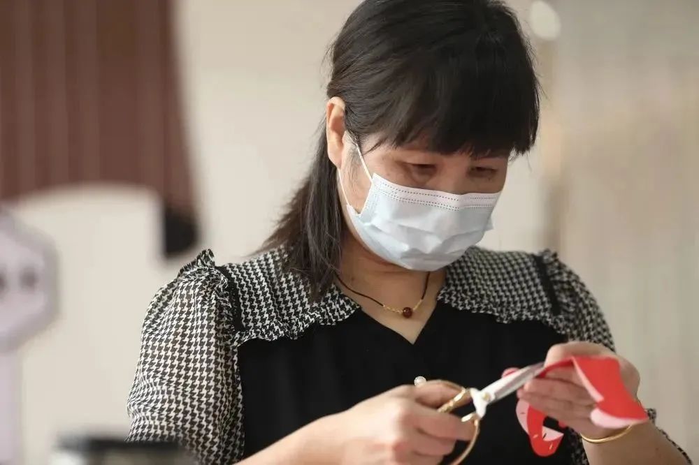 鄭春華：巧手傳情，以“藝”抗疫！
