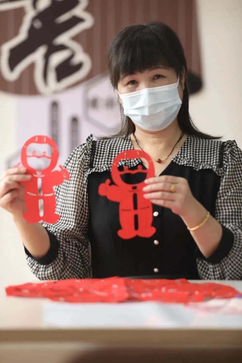 鄭春華：巧手傳情，以“藝”抗疫！