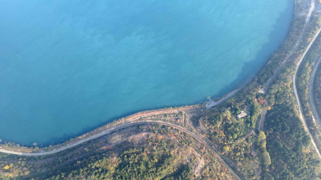 這是生態(tài)修復后的向山鎮(zhèn)凹山采場（11月8日攝，無人機照片）。新華社記者 杜宇 攝
