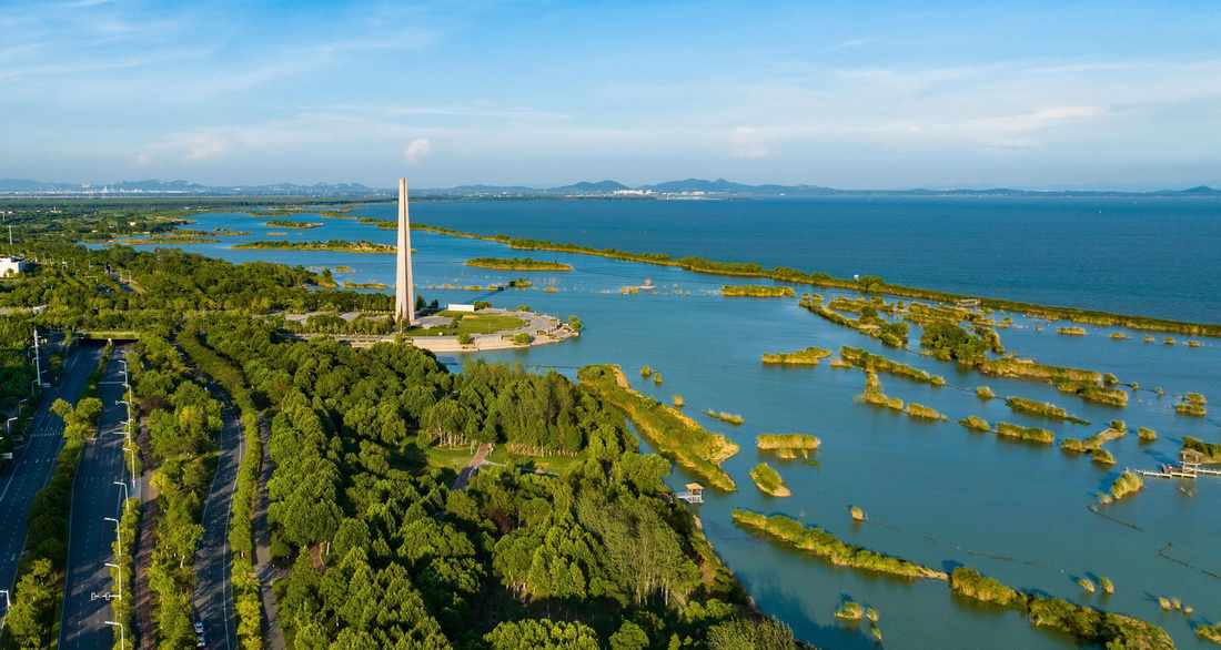 這是2022年8月5日拍攝的位于合肥市包河區(qū)的巢湖湖濱濕地（無(wú)人機(jī)照片）。 新華社發(fā)（葉玉庭 攝）
