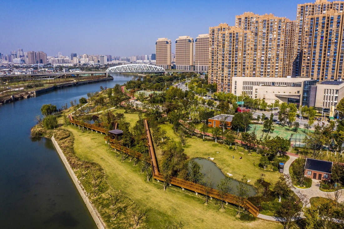 這是2021年11月12日拍攝的合肥市瑤海區(qū)南淝河初期雨水治理下沉式綠地工程（無(wú)人機(jī)照片）。 新華社發(fā)（解琛 攝）