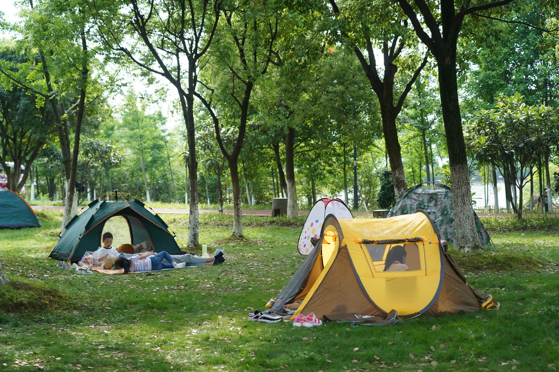 市民在南昌市艾溪湖濕地公園的草地上露營休憩（2021年5月2日攝）。新華社記者 萬象 攝