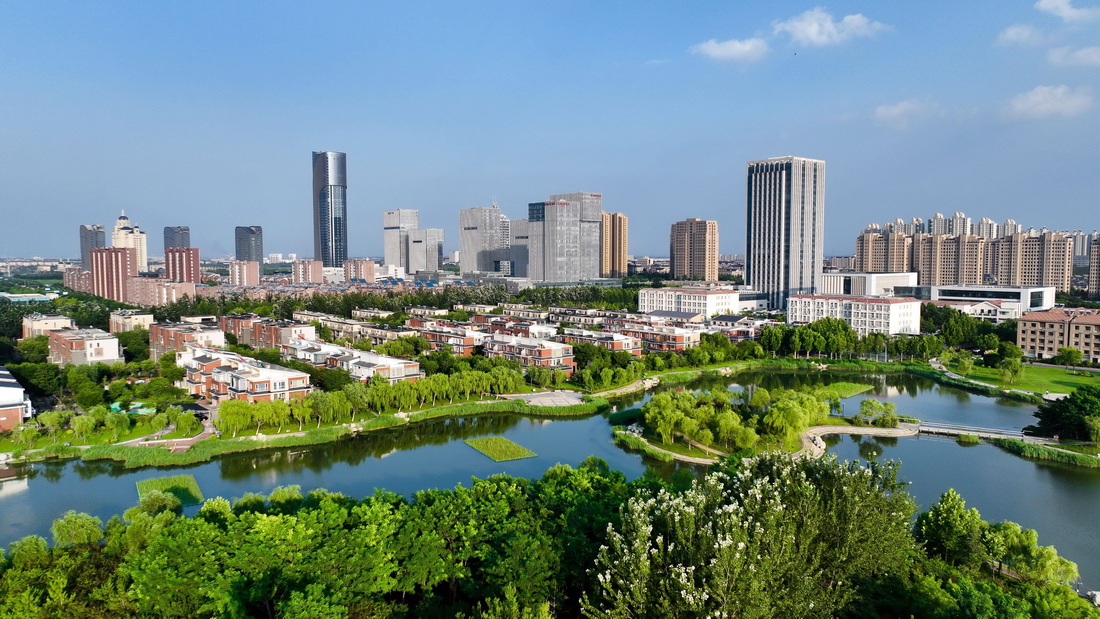 東營市麗日湖景色（7月7日攝，無人機(jī)照片）。 新華社發(fā)（楊斌 攝）