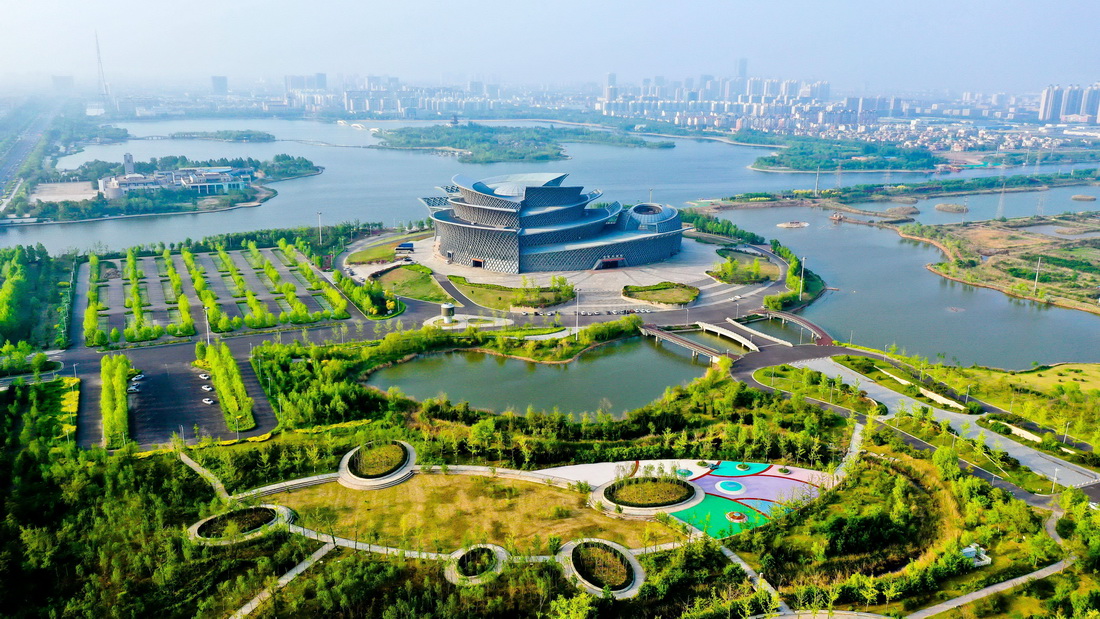 東營市清風(fēng)湖景色（2021年5月12日攝，無人機(jī)照片）。 新華社記者 郭緒雷 攝