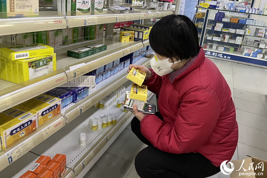 沒排到藥的市民選擇在店內(nèi)購買其他藥品以備不時之需。人民網(wǎng) 林盈攝