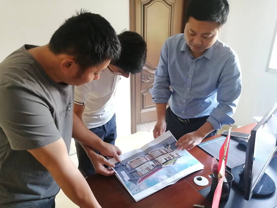 福建漳浦：楊貴與龍嶺村“兩委”討論游客集散中心建設(shè)方案（吳德明 攝）