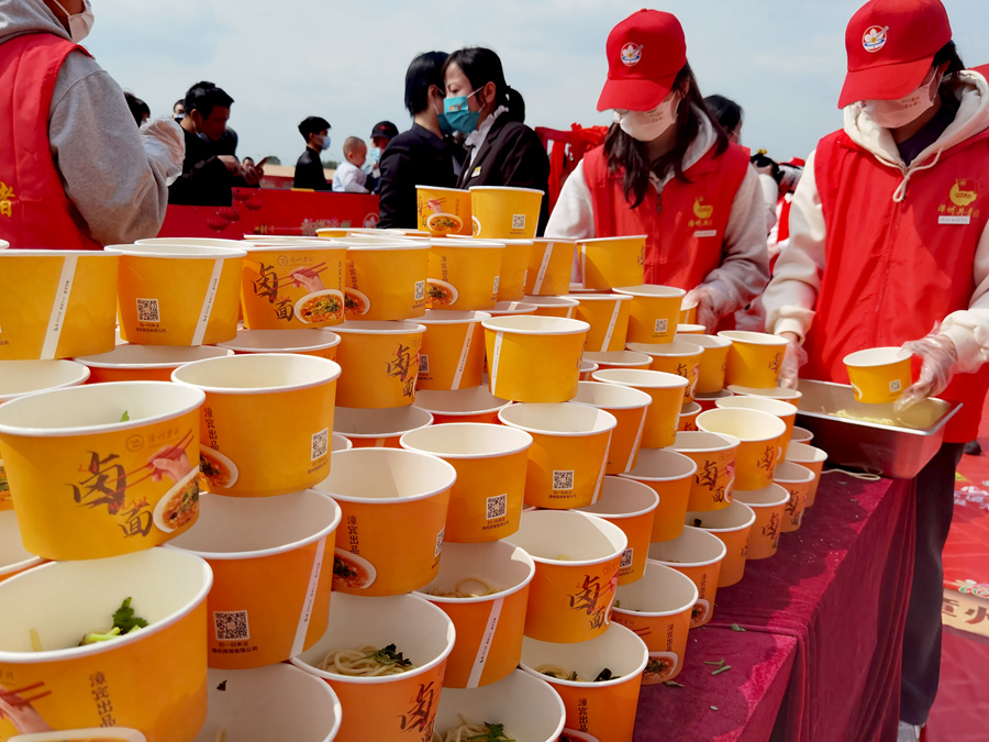 現(xiàn)場為市民游客免費分發(fā)特色美食“漳州鹵面”。主辦方供圖