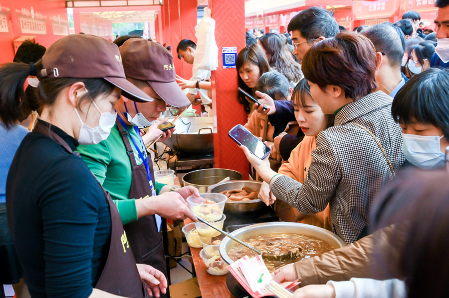 現(xiàn)場匯聚3000多種品類的美食，讓市民游客大飽口福。主辦方供圖