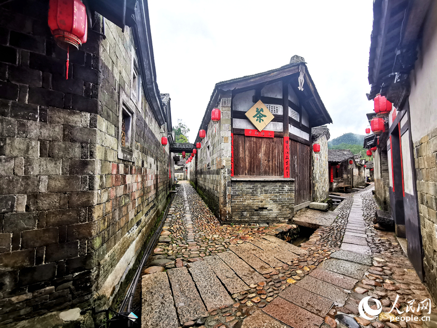 兩條小巷的交匯點(diǎn)被村民們稱(chēng)為“最美轉(zhuǎn)角”。人民網(wǎng) 林曉麗攝