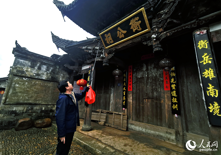 一位游客在拍攝古建筑。人民網(wǎng) 林曉麗攝