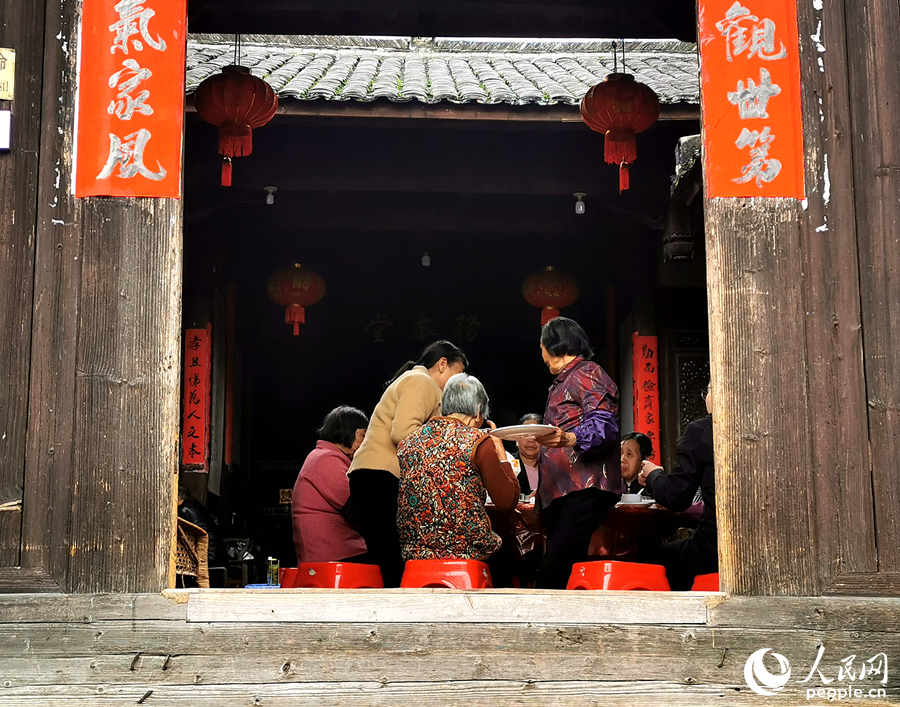 村子里舉辦的宴席。人民網(wǎng) 林曉麗攝