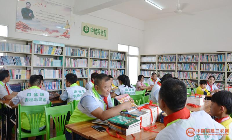 中儲糧“青穗”志愿者了解關(guān)懷結(jié)對幫助學生學習情況1.jpg