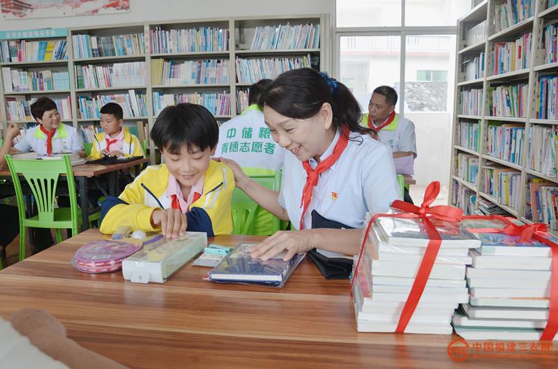 青穗志愿者贈送壺峰小學學生禮物.jpg
