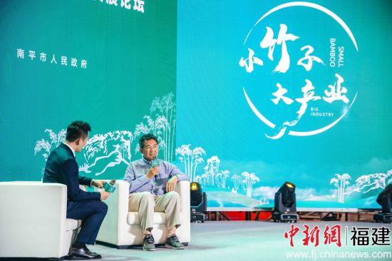 國(guó)家發(fā)改委經(jīng)貿(mào)導(dǎo)刊雜志社原社長(zhǎng)朱東方參與了以《農(nóng)業(yè)貿(mào)易與鄉(xiāng)村振興在促進(jìn)內(nèi)外雙循環(huán)經(jīng)濟(jì)發(fā)展的重要作用》為題的圓桌對(duì)話(huà)。
