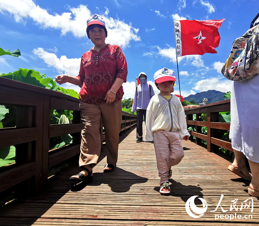 家長帶著孩子來感受紅色文化。人民網(wǎng)記者 林曉麗攝