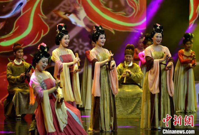 圖為來自泉州南音樂團和泉州藝術學校的演員在世遺之夜晚會上表演南音《百鳥歸巢》。　張斌 攝
