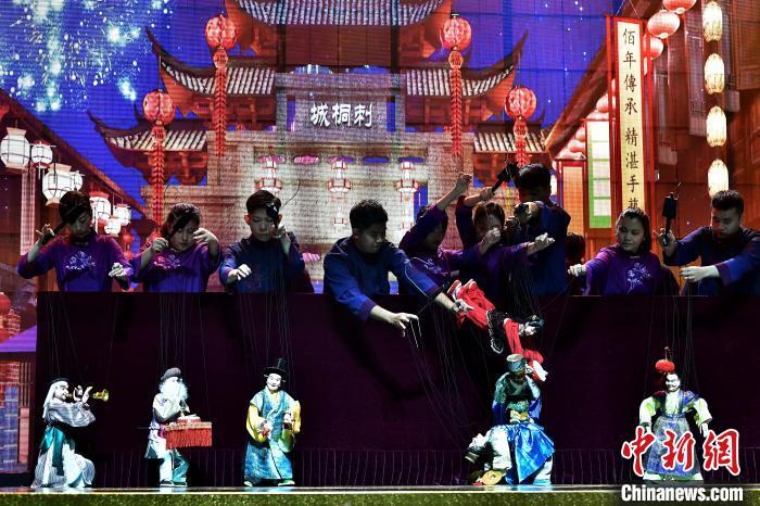 圖為來泉州市提線木偶戲傳承保護中心和晉江市掌中木偶藝術保護傳承中心的演員表演木偶戲《鬧元宵》?！埍?攝