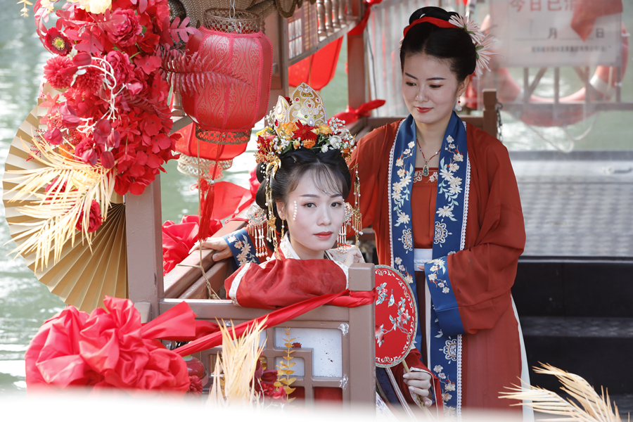 國風水上婚禮表演。姚文峰攝
