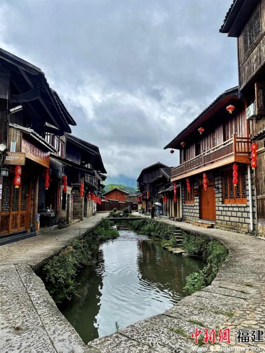 一條清溪自西向東從村中穿流而過，溪中自在游弋著各色鯉魚。呂巧琴 攝