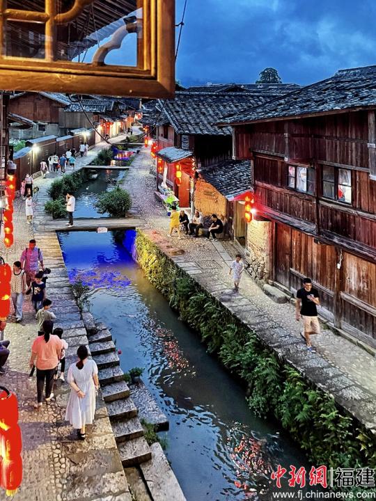 鯉魚溪以神奇的風(fēng)韻和獨(dú)特的文化吸引了許多慕名而來的游客，成為蜚聲八閩的觀魚勝景。呂巧琴 攝