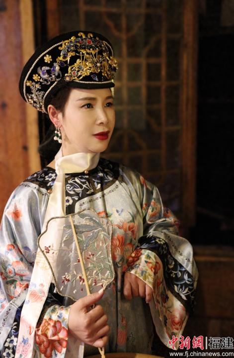 記者在“鯉窩窩”打卡點(diǎn)體驗(yàn)清裝攝影。吳允杰 攝