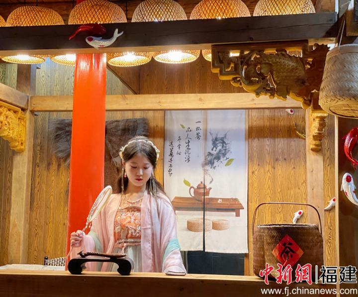 鯉魚溪打卡點(diǎn)漢服秀。呂巧琴 攝