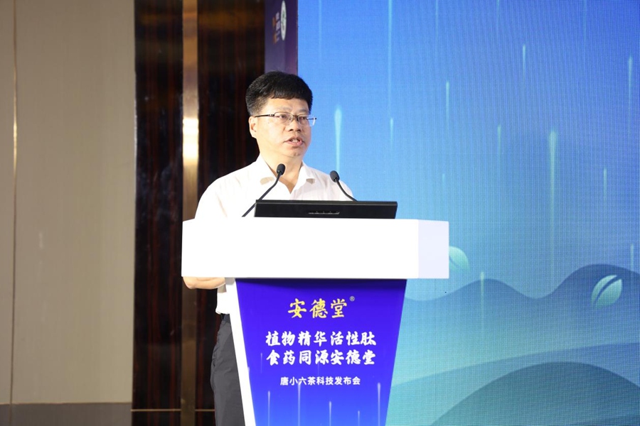 安溪縣委常委、統(tǒng)戰(zhàn)部部長(zhǎng)、茶業(yè)管理委員會(huì)常務(wù)副主任肖印章致辭。
