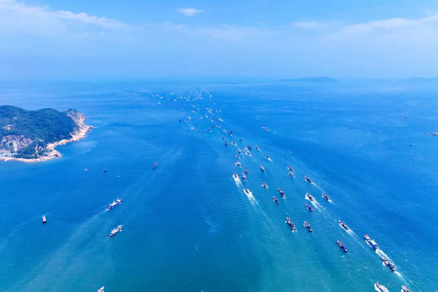 千帆競(jìng)發(fā)，漁民帶著漁獲滿(mǎn)倉(cāng)的期盼出海。連江縣融媒體中心供圖
