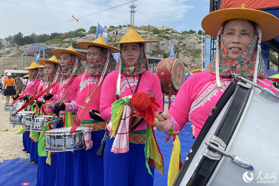 莆田南日島上，身著漁女服飾的當(dāng)?shù)貗D女歡送漁民出海。人民網(wǎng)記者 林盈攝