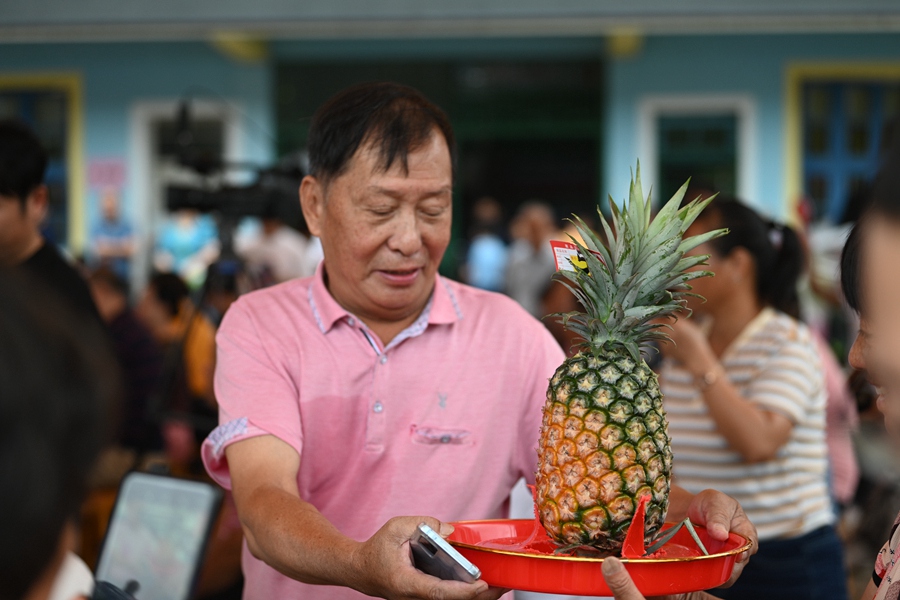 競拍者喜提大菠蘿一顆。裴錦澤攝