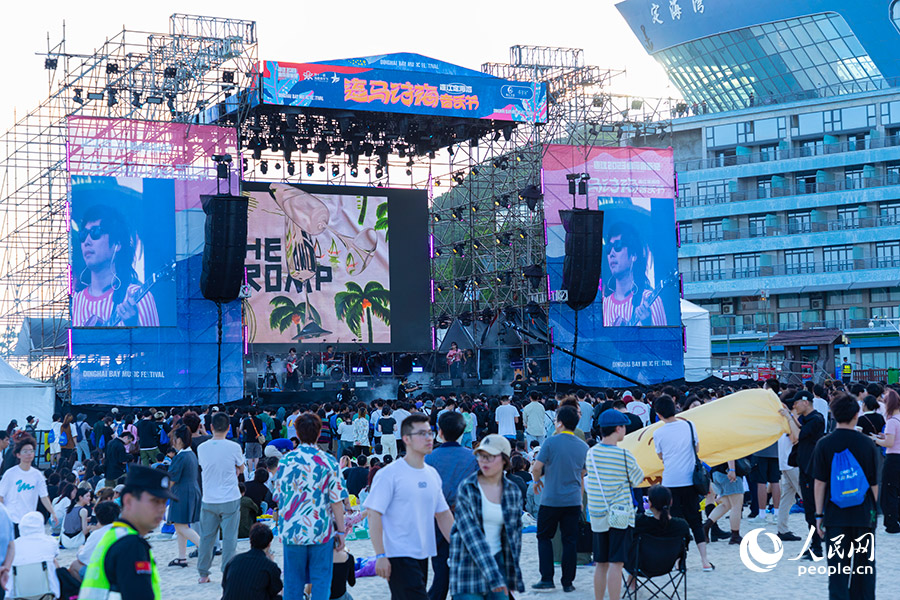 定海灣·連馬討海音樂節(jié)，在筱埕鎮(zhèn)定海灣山海運(yùn)動小鎮(zhèn)火爆啟幕。人民網(wǎng) 焦艷攝