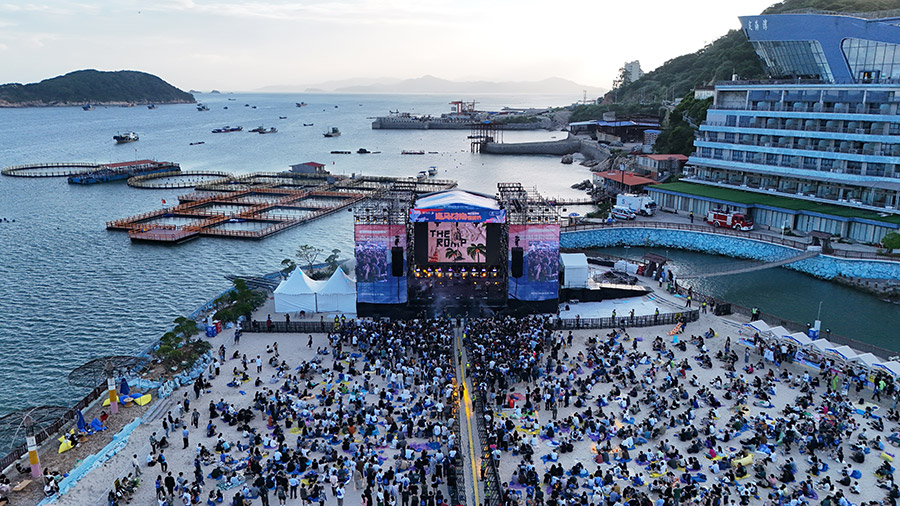 定海灣·連馬討海音樂節(jié)，在筱埕鎮(zhèn)定海灣山海運(yùn)動小鎮(zhèn)火爆啟幕。人民網(wǎng) 焦艷攝