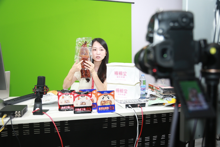 天馬科技主播直播推廣鰻魚等產(chǎn)品。天馬科技供圖