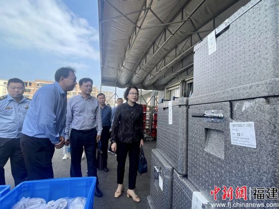 　　18日，寧德市政協(xié)赴中心城區(qū)開展“中心城區(qū)‘中央廚房’運(yùn)營情況”專項(xiàng)視察活動(dòng)。呂巧琴 攝