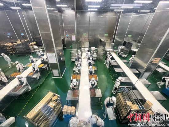 　　圖為寧德市中心城區(qū)“中央廚房”的配餐間。呂巧琴 攝